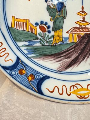 A blue and white Dutch Delft covered vase and two polychrome plates, 17/18th C. — foto 15