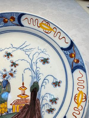 A blue and white Dutch Delft covered vase and two polychrome plates, 17/18th C. — foto 17