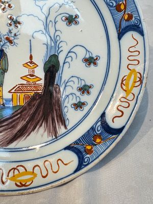 A blue and white Dutch Delft covered vase and two polychrome plates, 17/18th C. — foto 18