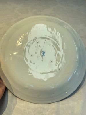 A blue and white Dutch Delft covered vase and two polychrome plates, 17/18th C. — foto 19