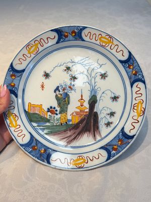 A blue and white Dutch Delft covered vase and two polychrome plates, 17/18th C. — foto 2