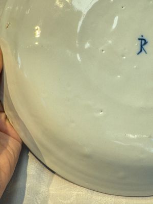 A blue and white Dutch Delft covered vase and two polychrome plates, 17/18th C. — foto 20
