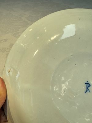 A blue and white Dutch Delft covered vase and two polychrome plates, 17/18th C. — foto 21