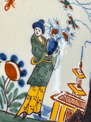 A blue and white Dutch Delft covered vase and two polychrome plates, 17/18th C. — foto 25