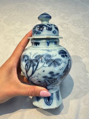 A blue and white Dutch Delft covered vase and two polychrome plates, 17/18th C. — foto 26