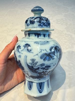 A blue and white Dutch Delft covered vase and two polychrome plates, 17/18th C. — foto 27