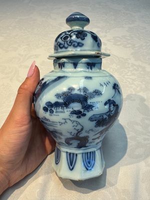 A blue and white Dutch Delft covered vase and two polychrome plates, 17/18th C. — foto 28