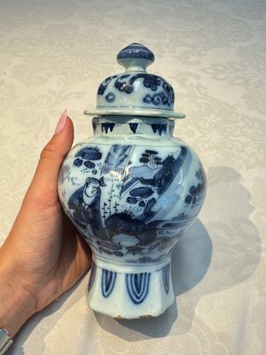 A blue and white Dutch Delft covered vase and two polychrome plates, 17/18th C. — foto 29
