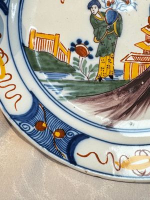 A blue and white Dutch Delft covered vase and two polychrome plates, 17/18th C. — foto 3
