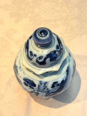 A blue and white Dutch Delft covered vase and two polychrome plates, 17/18th C. — foto 30