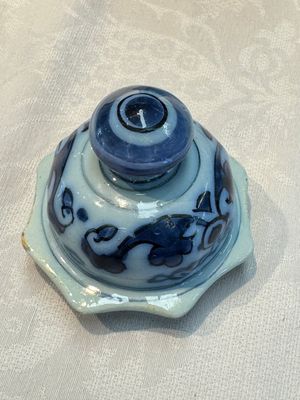 A blue and white Dutch Delft covered vase and two polychrome plates, 17/18th C. — foto 31