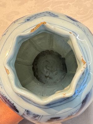 A blue and white Dutch Delft covered vase and two polychrome plates, 17/18th C. — foto 37
