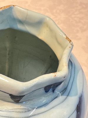 A blue and white Dutch Delft covered vase and two polychrome plates, 17/18th C. — foto 38