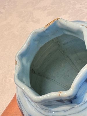 A blue and white Dutch Delft covered vase and two polychrome plates, 17/18th C. — foto 39