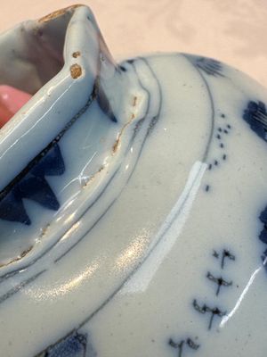 A blue and white Dutch Delft covered vase and two polychrome plates, 17/18th C. — foto 41