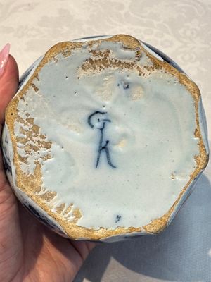 A blue and white Dutch Delft covered vase and two polychrome plates, 17/18th C. — foto 42