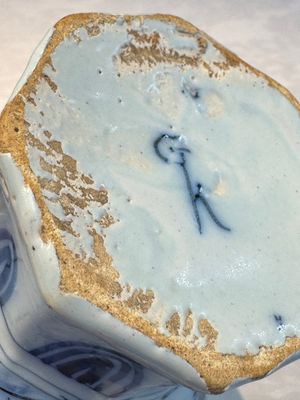 A blue and white Dutch Delft covered vase and two polychrome plates, 17/18th C. — foto 43
