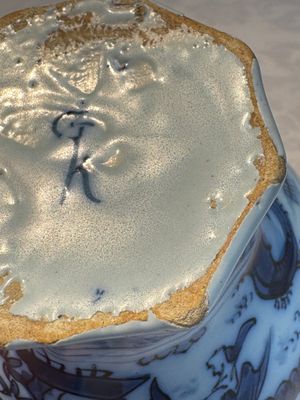 A blue and white Dutch Delft covered vase and two polychrome plates, 17/18th C. — foto 45