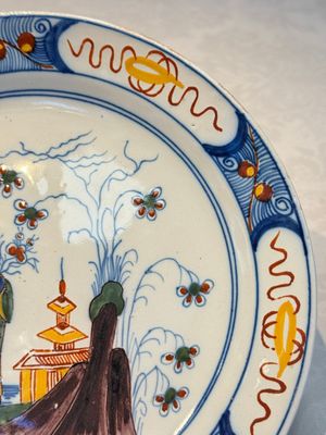 A blue and white Dutch Delft covered vase and two polychrome plates, 17/18th C. — foto 5