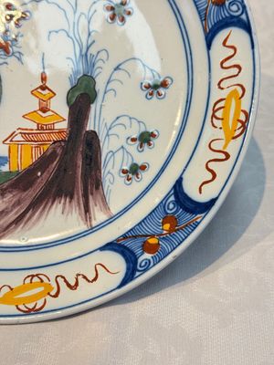 A blue and white Dutch Delft covered vase and two polychrome plates, 17/18th C. — foto 6