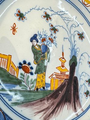 A blue and white Dutch Delft covered vase and two polychrome plates, 17/18th C. — foto 7