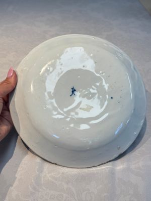 A blue and white Dutch Delft covered vase and two polychrome plates, 17/18th C. — foto 8