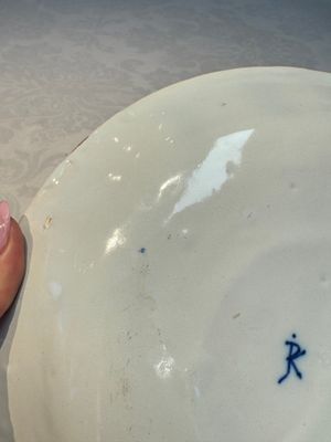 A blue and white Dutch Delft covered vase and two polychrome plates, 17/18th C. — foto 10