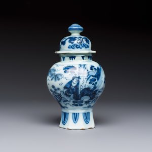 A blue and white Dutch Delft covered vase and two polychrome plates, 17/18th C. — foto 1