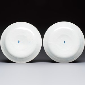 A blue and white Dutch Delft covered vase and two polychrome plates, 17/18th C. — foto 11