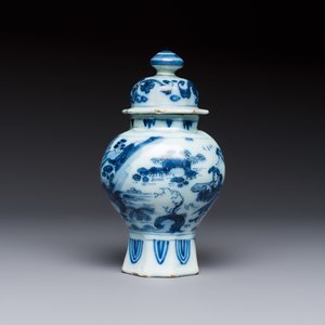 A blue and white Dutch Delft covered vase and two polychrome plates, 17/18th C. — foto 2