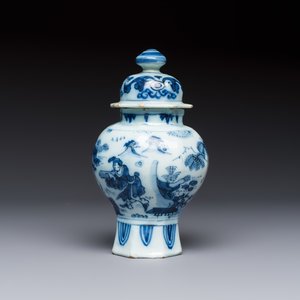 A blue and white Dutch Delft covered vase and two polychrome plates, 17/18th C. — foto 3