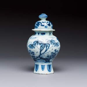 A blue and white Dutch Delft covered vase and two polychrome plates, 17/18th C. — foto 4