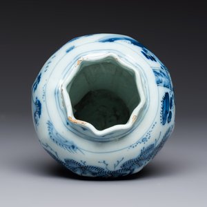 A blue and white Dutch Delft covered vase and two polychrome plates, 17/18th C. — foto 5