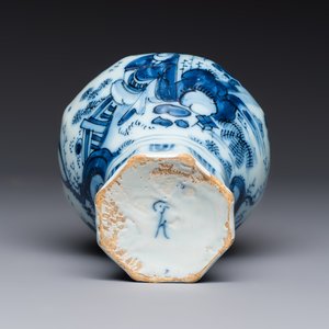 A blue and white Dutch Delft covered vase and two polychrome plates, 17/18th C. — foto 6