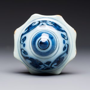 A blue and white Dutch Delft covered vase and two polychrome plates, 17/18th C. — foto 7