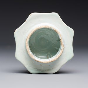 A blue and white Dutch Delft covered vase and two polychrome plates, 17/18th C. — foto 8