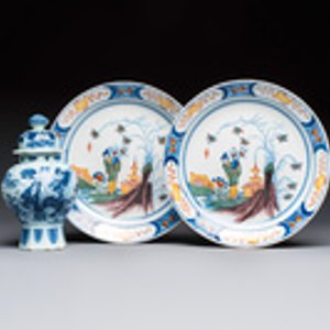 A blue and white Dutch Delft covered vase and two polychrome plates, 17/18th C. — foto 9