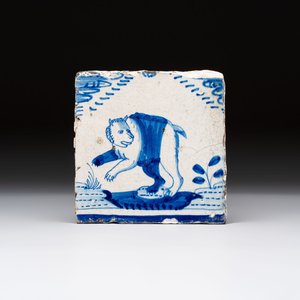 A blue and white Dutch Delft 'crown' 'bear' tile, Rotterdam, early 17th C. — 照片 1
