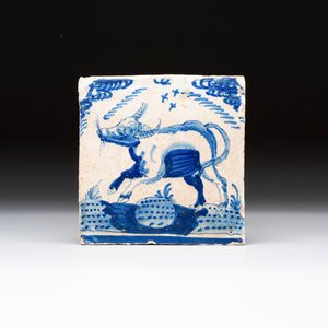 A blue and white Dutch Delft 'crown' 'ox' tile, Rotterdam, early 17th C. — foto 1