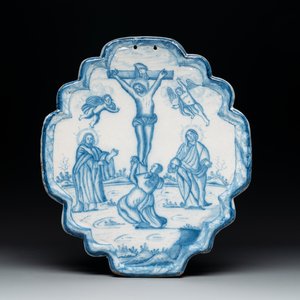 A blue and white Dutch Delft 'Crucifixion' plaque, 18th C. — photo 1