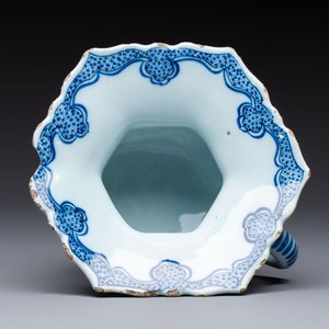 A blue and white Dutch Delft cuspidor or spittoon, 18th C. — photo 6