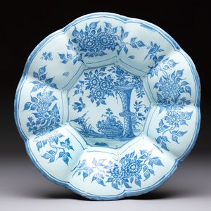 A blue and white Dutch Delft dish with a Chinese 'Gu' vase and a flower basket, 17th C. — photo 1