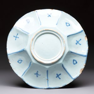 A blue and white Dutch Delft dish with a Chinese 'Gu' vase and a flower basket, 17th C. — photo 2