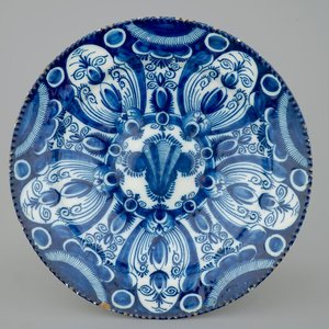 A blue and white Dutch Delft dish with folded rim, 18th C. — photo 1