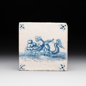 A blue and white Dutch Delft 'embracing sea creatures' tile, 17th C. — photo 1