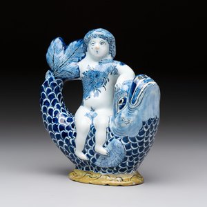 A blue and white Dutch Delft ewer in the shape of a putto on a dolphin on a wavy green ground, 18th C. — foto 1