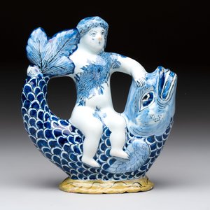 A blue and white Dutch Delft ewer in the shape of a putto on a dolphin on a wavy green ground, 18th C. — foto 2