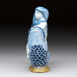 A blue and white Dutch Delft ewer in the shape of a putto on a dolphin on a wavy green ground, 18th C. — foto 3