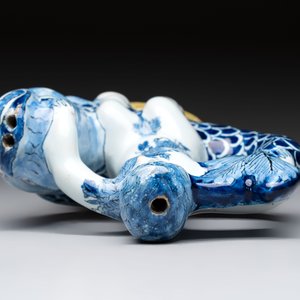 A blue and white Dutch Delft ewer in the shape of a putto on a dolphin on a wavy green ground, 18th C. — foto 6