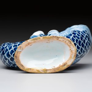 A blue and white Dutch Delft ewer in the shape of a putto on a dolphin on a wavy green ground, 18th C. — foto 7